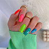 Manicure semplice con decorazioni neon